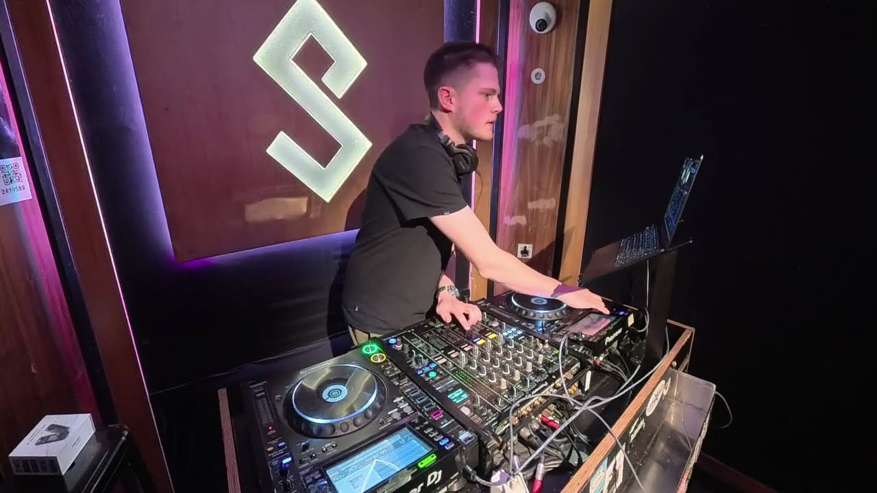 Video still: Dancehall & hip-hop mix